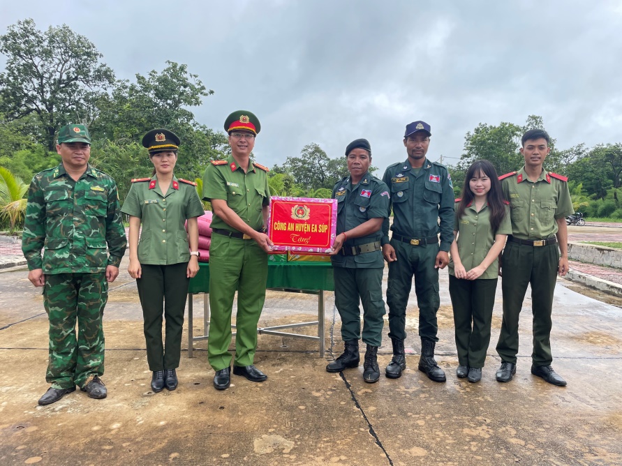 Công an huyện Ea Súp thăm, tặng quà lực lượng biên giới Campuchia và dâng hương đài tưởng niệm các Anh hùng Liệt sỹ