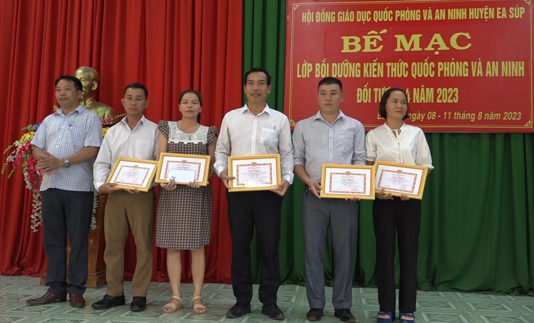 Bế giảng lớp bồi dưỡng kiến thức quốc phòng an ninh đối tượng 4