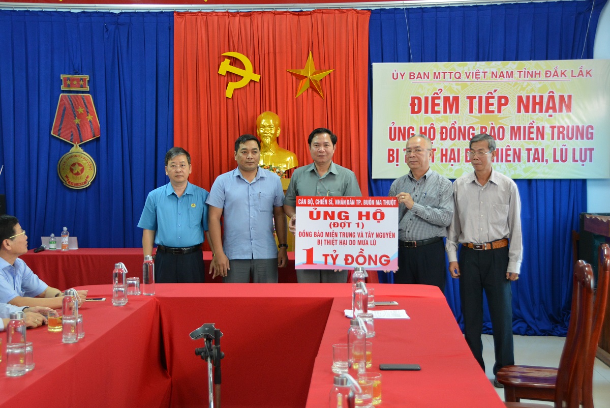 Trao 1 tỷ đồng ủng hộ lần 1 cho đồng bào các tỉnh Miền Trung, Tây Nguyên bị thiệt hại do thiên tai, lũ lụt