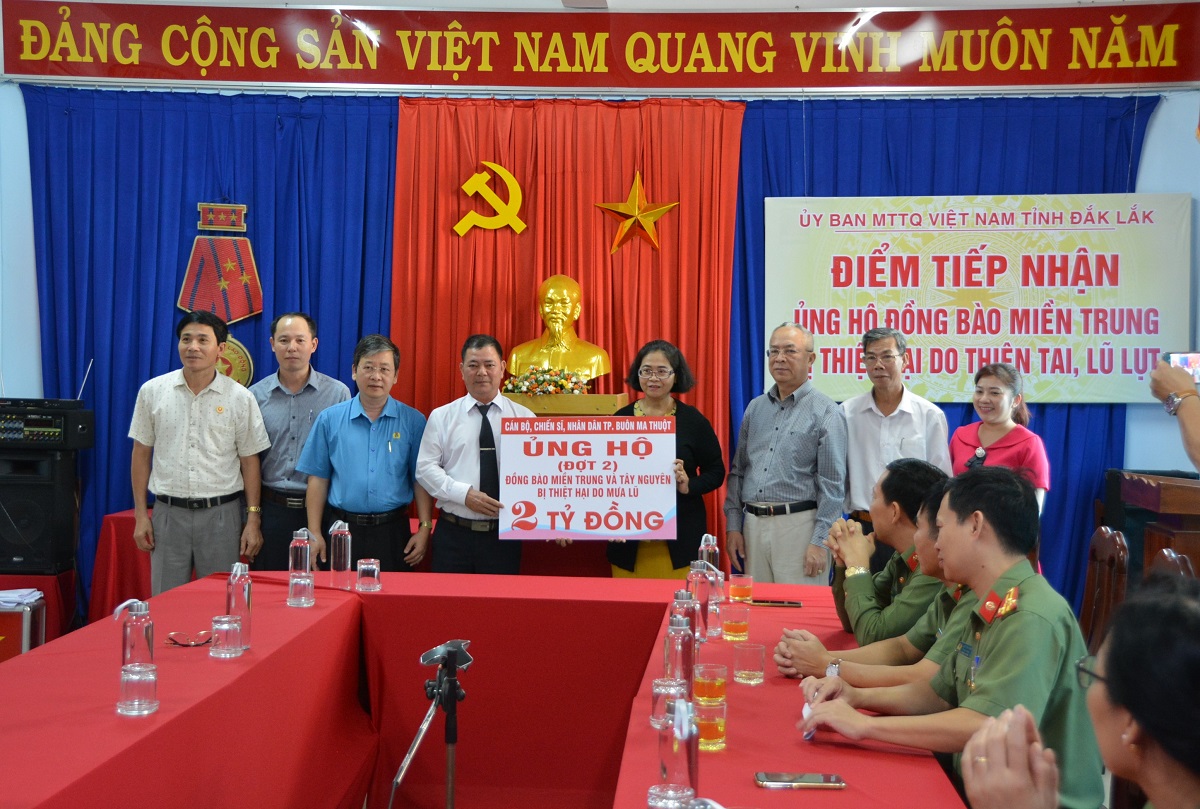 Trao 2 tỷ đồng ủng hộ lần 2 cho đồng bào các tỉnh Miền Trung, Tây Nguyên bị thiệt hại do thiên tai, lũ lụt