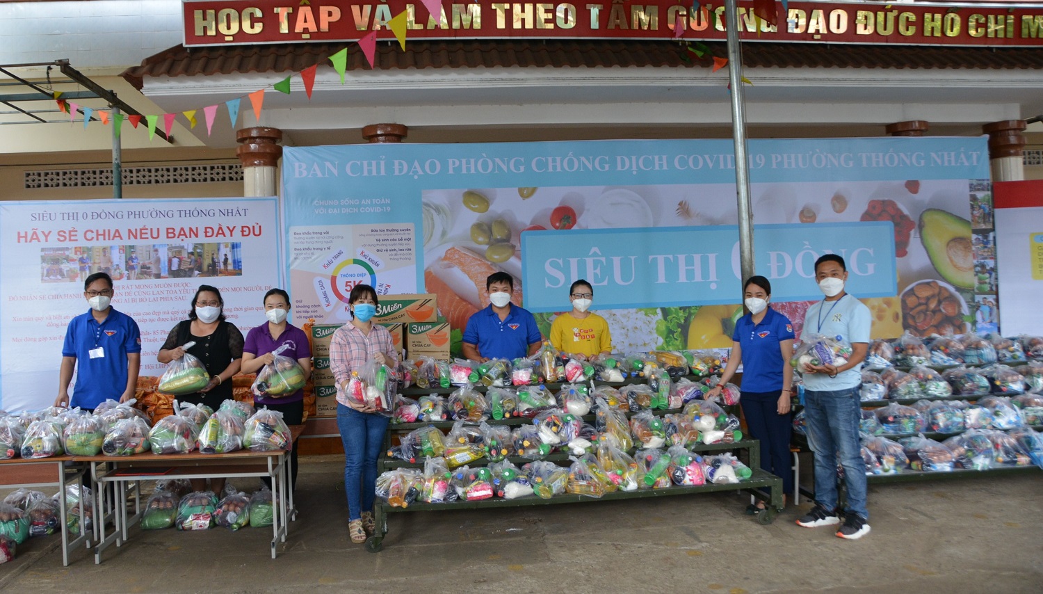 “Siêu thị 0 đồng” lan tỏa yêu thương đến bà con khó khăn trong những ngày giãn cách.