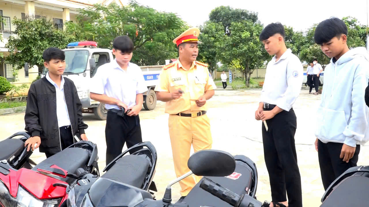 Kiểm tra, xử lý tình trạng học sinh đi xe máy đến trường