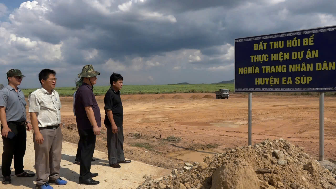 Kiểm tra tiến độ thi công dự án Nghĩa trang Nhân dân huyện