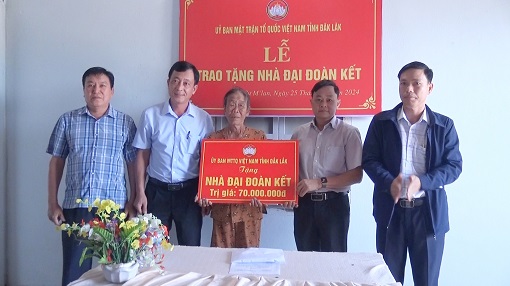 Bàn giao nhà đại đoàn kết cho hộ nghèo