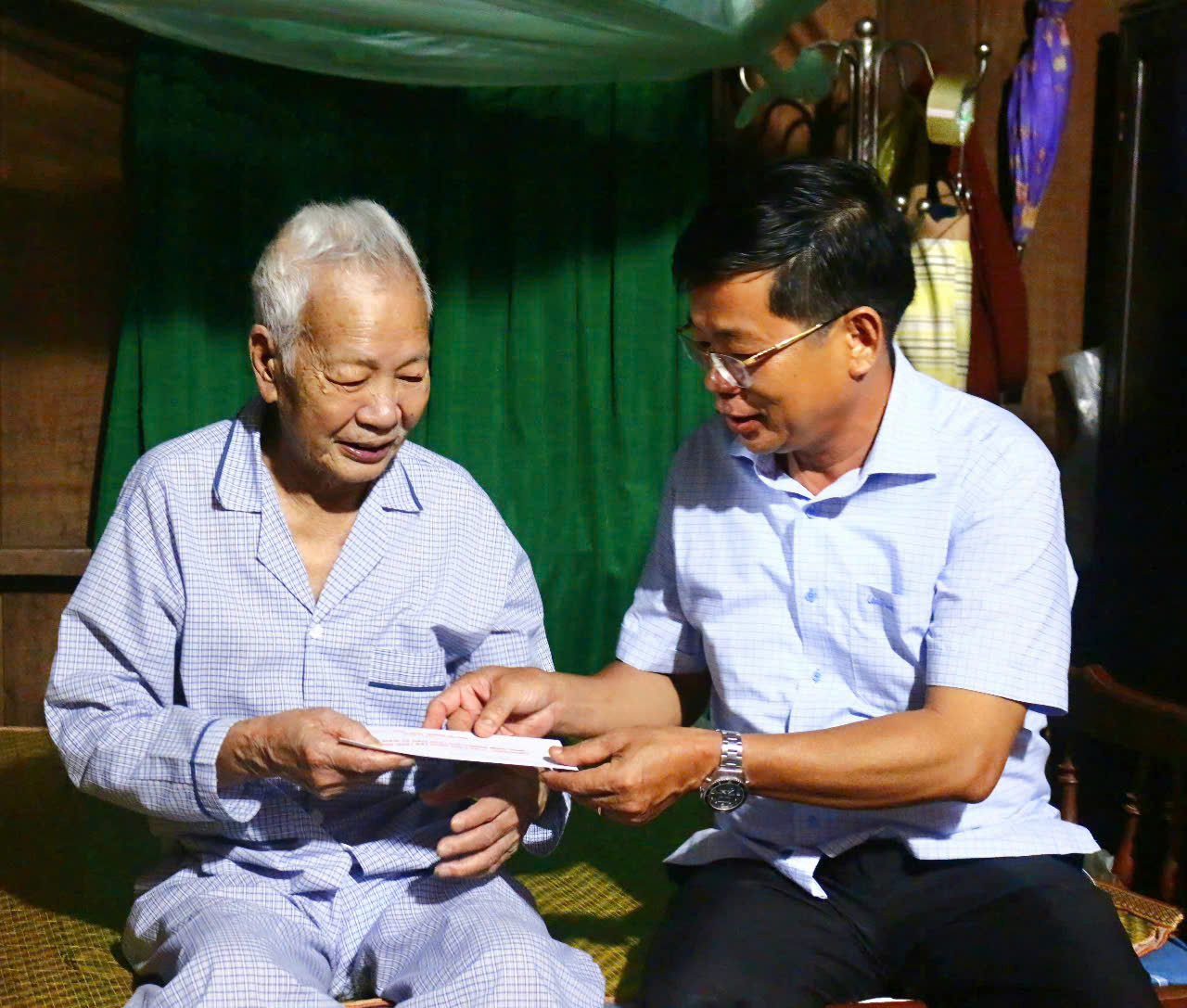 Lãnh đạo huyện thăm, tặng quà, tri ân Mẹ Việt Nam anh hùng và các đồng chí nguyên lãnh đạo huyện qua các thời kỳ
