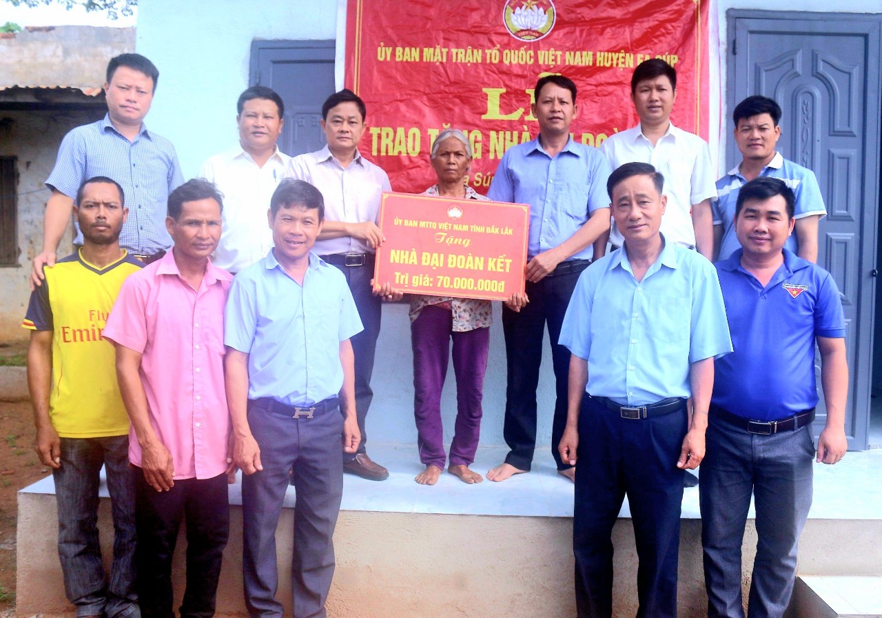 Bàn giao nhà “Đại đoàn kết” tặng hộ nghèo tại buôn Ba Na, xã Ia Jlơi