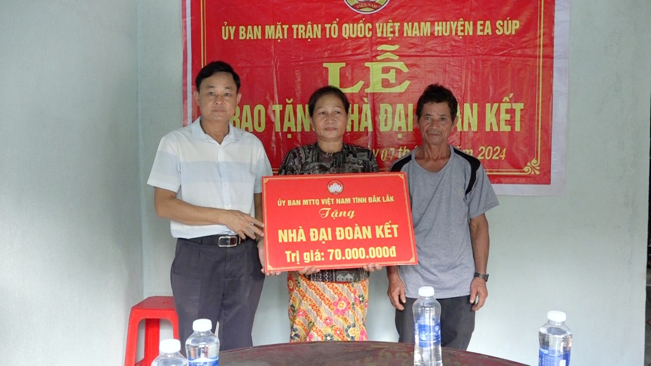 Bàn giao nhà “Đại đoàn kết” cho hộ nghèo