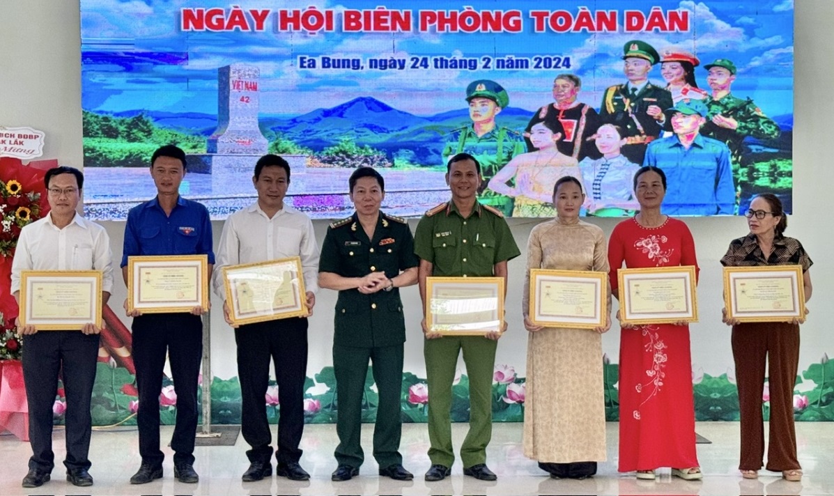 dai_dien_lanh_dao_bch_bien_phong_dak_lak_trao_tang_ky_niem_chuong_cho_cac_ca_nhan_da_co_thanh_tich_bao_ve_bien_gioi._