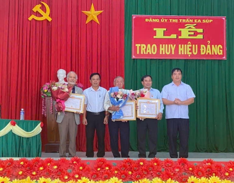 Đảng uỷ Thị trấn Ea Súp trao huy hiệu 30, 40, 50 năm tuổi Đảng