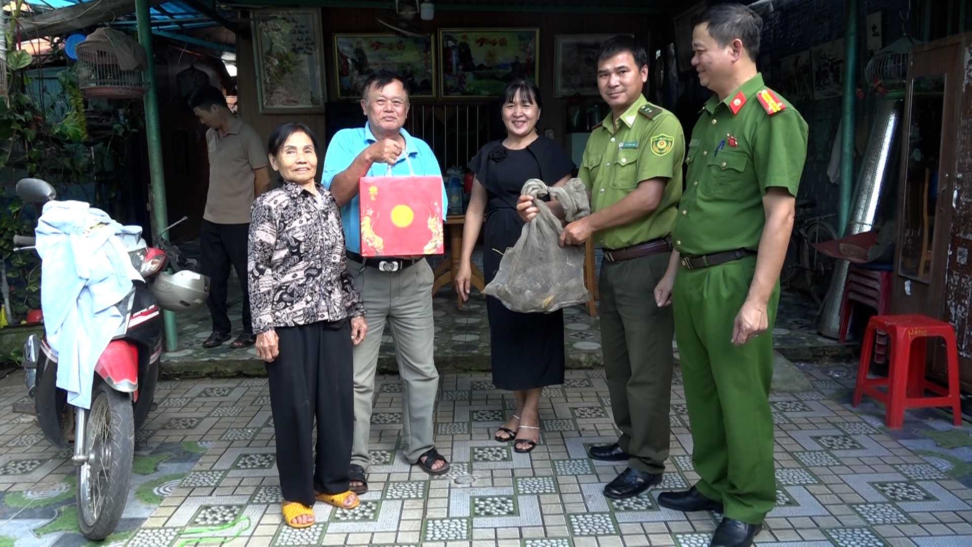 Người dân xã Ea Súp tự nguyện giao nộp cá thể Diều Hoa Miến Điện