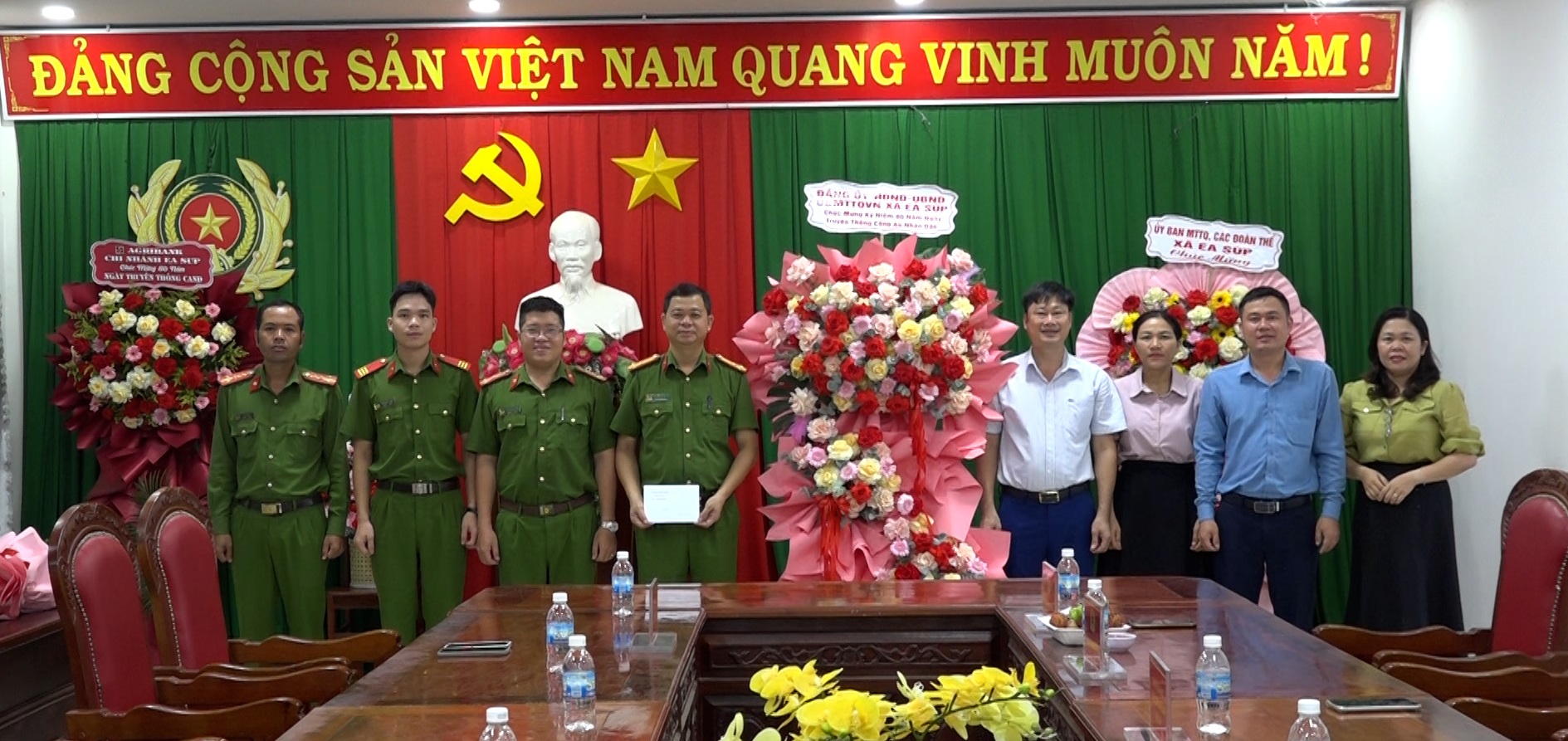 Lãnh đạo xã Ea Súp chúc mừng Công an xã nhân dịp kỷ niệm 80 năm Ngày truyền thống Công an Nhân dân (19/8/1945-19/8/2025)