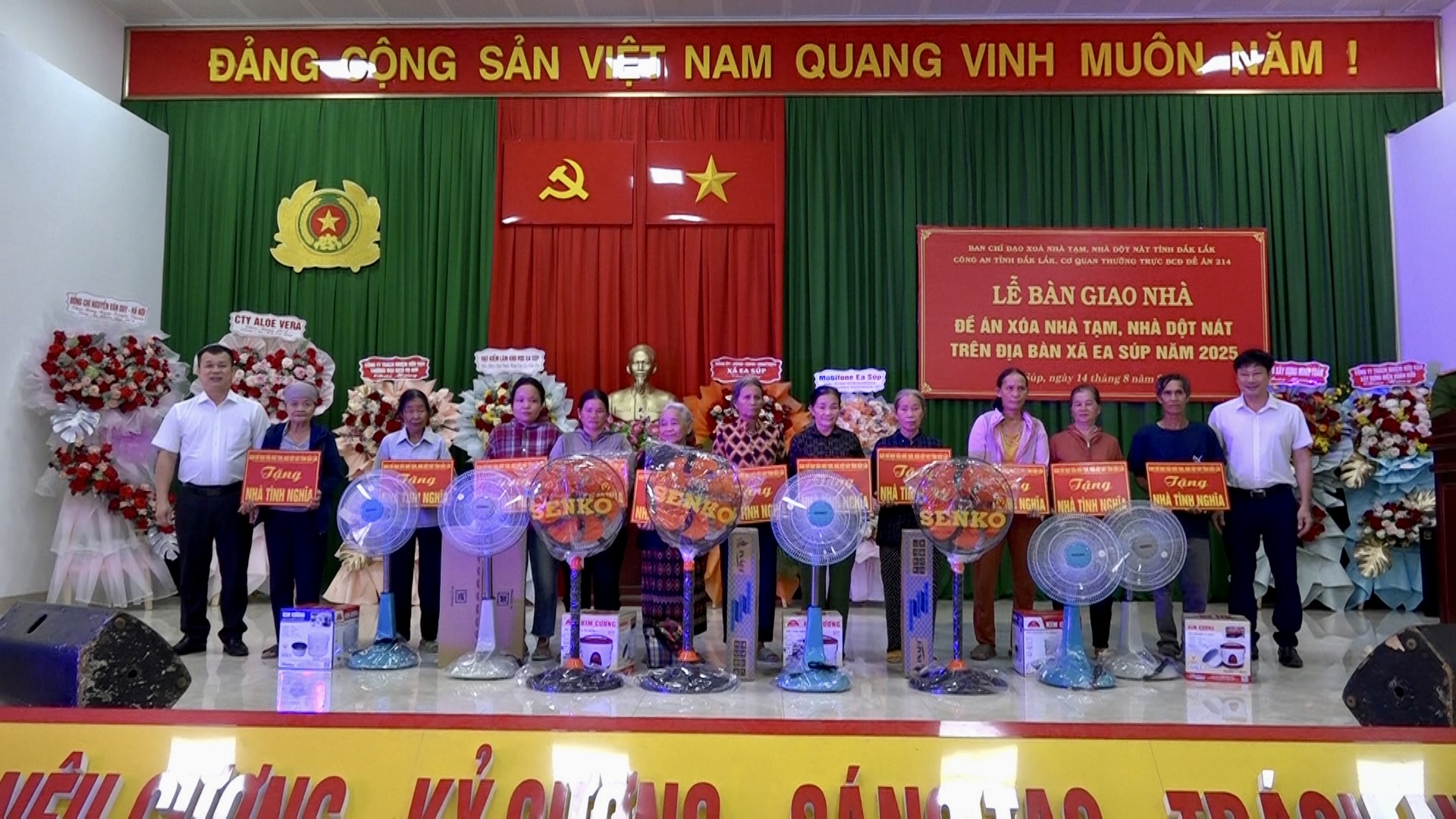 Lễ bàn giao nhà thuộc Đề án xóa nhà tạm nhà dột nát tại xã Ea Súp