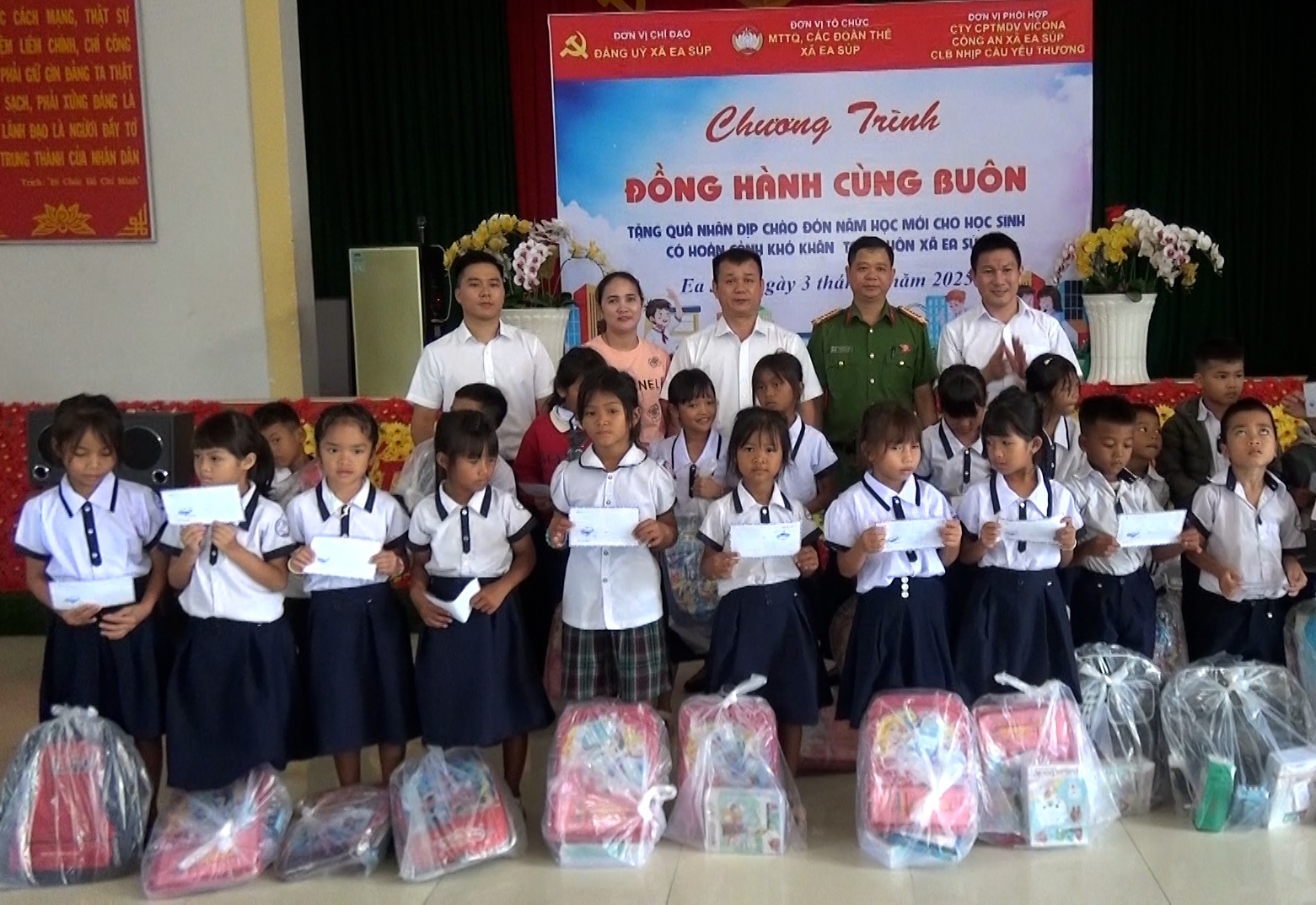 Chương trình "Đồng hành cùng buôn"