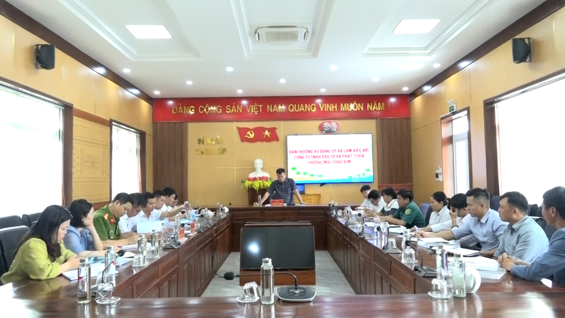 Ban Thường vụ Đảng ủy xã Ea Súp làm việc với Công ty TNHH đầu tư phát triển thương mại Song Kim về đề xuất đầu tư dự án Nghĩa trang Nhân dân