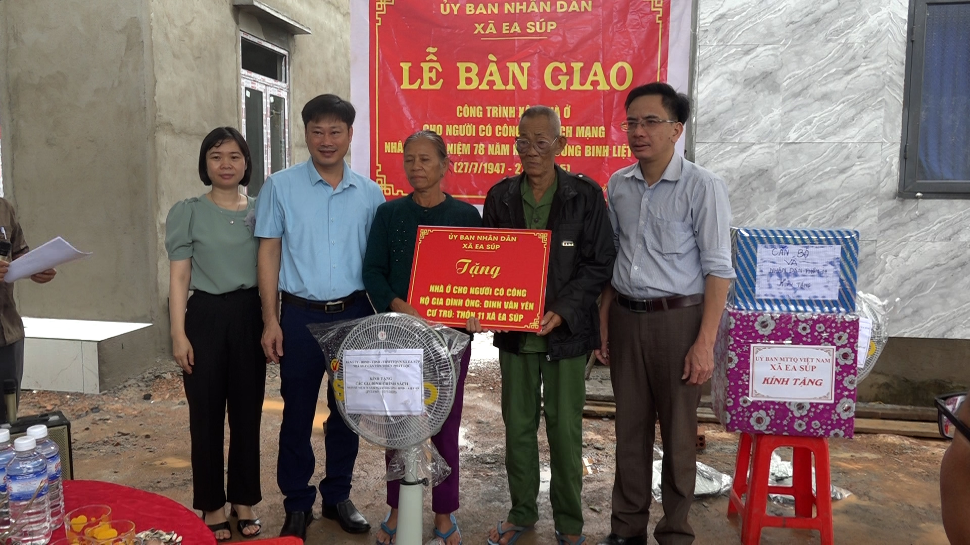 Bàn giao nhà ở cho người có công cách mạng