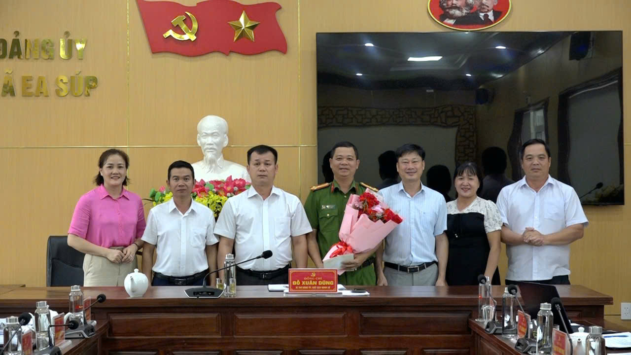 Khen thưởng đột xuất Công an xã Ea Súp hoàn thành xuất sắc nhiệm vụ cấp đổi thẻ Đảng gắn chíp cho Đảng viên