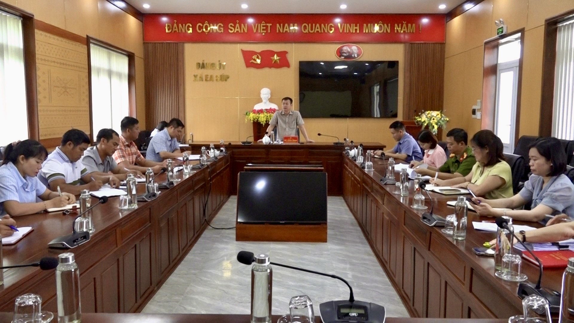 Thường trực Đảng ủy xã Ea Súp làm việc với bí thư chi bộ, buôn trưởng 5 buôn trên địa bàn xã