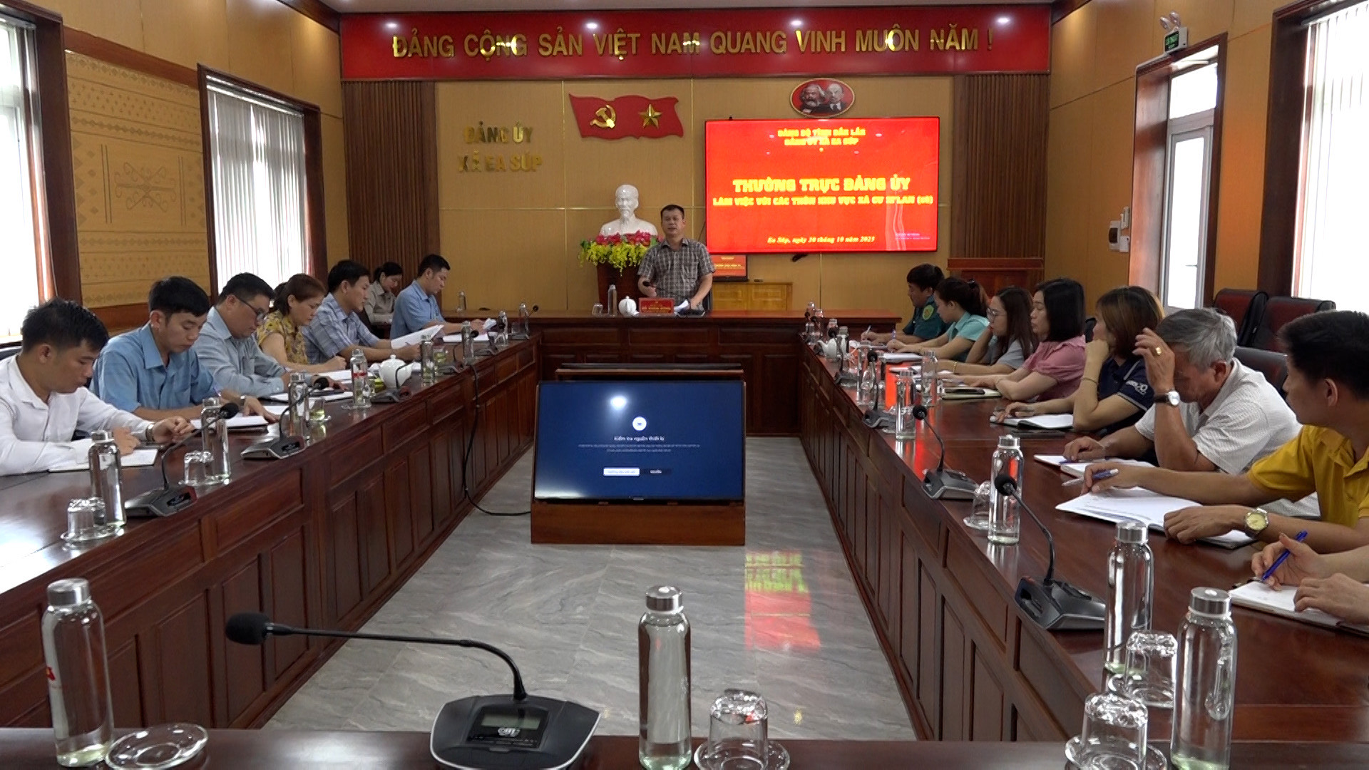 Thường trực Đảng ủy làm việc với Bí thư chi bộ, thôn trưởng khu vực Cư Mlan