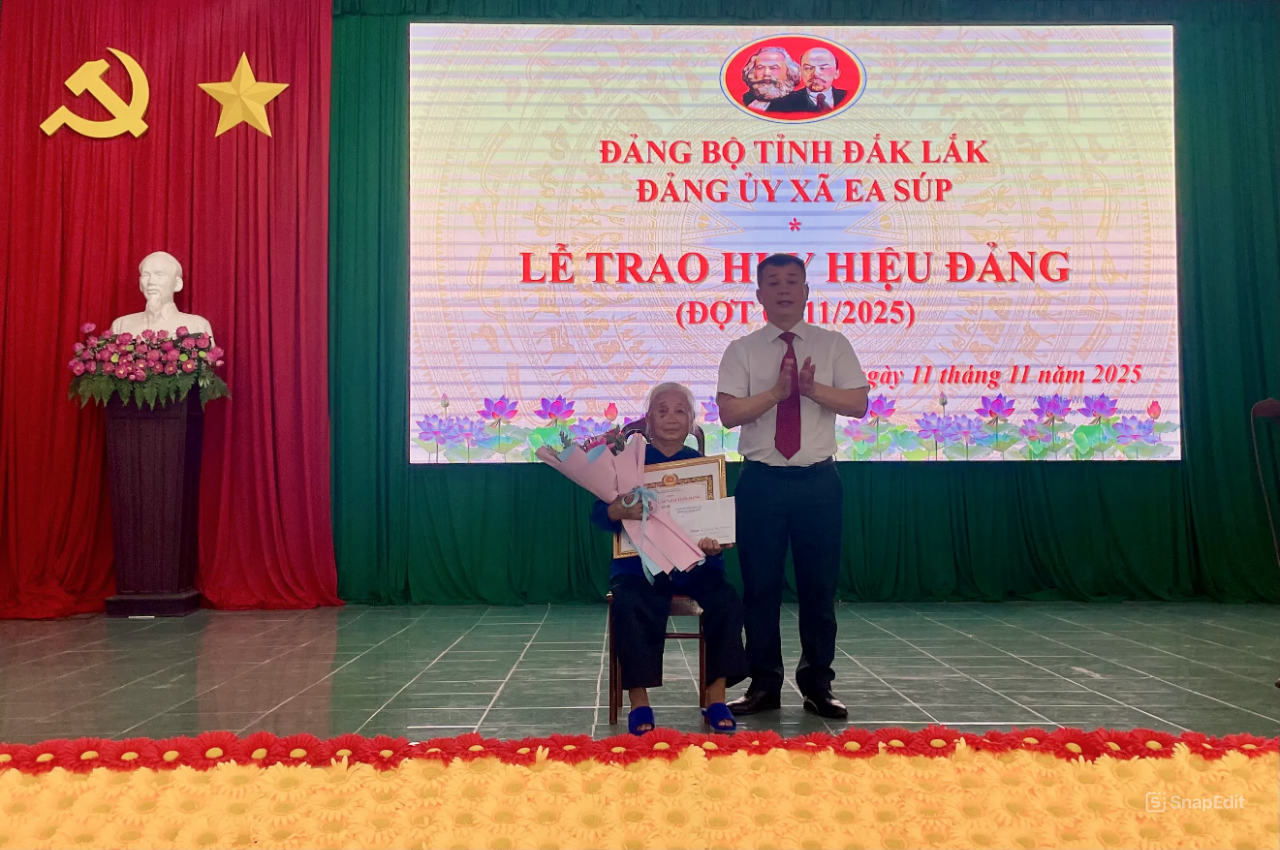 Xã Ea Súp trao huy hiệu Đảng đợt 7/11 cho 13 đảng viên