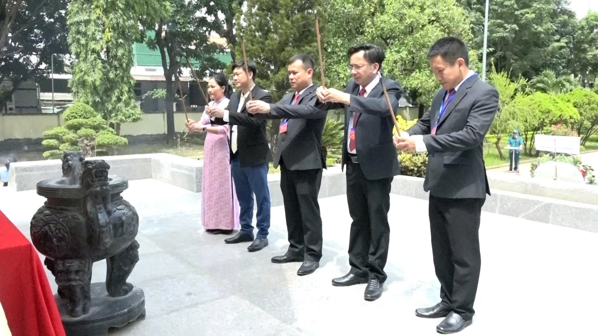 Viếng Nghĩa trang Liệt sĩ trước thềm Đại hội Đảng bộ xã Ea Súp