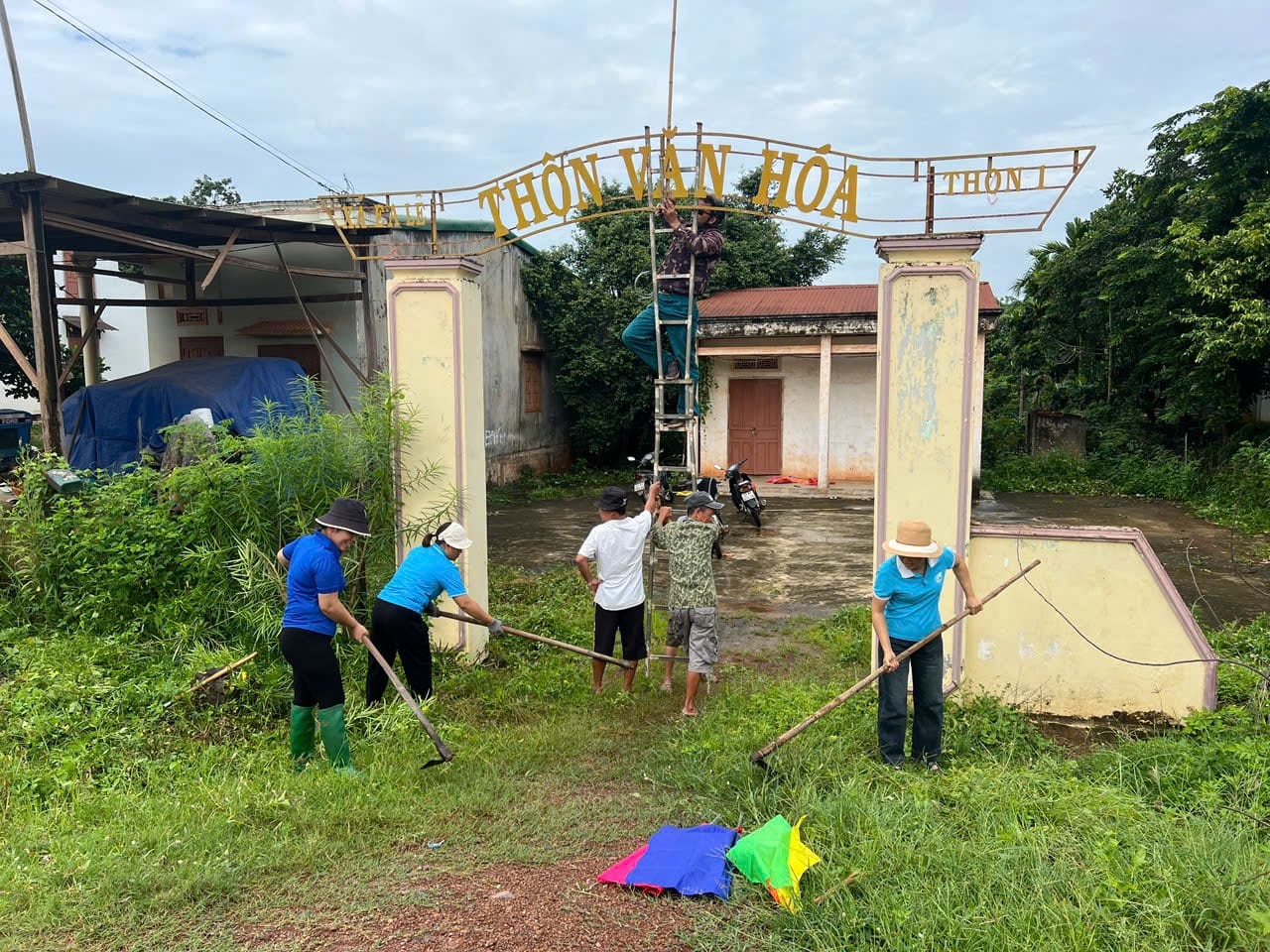 Ra quân tổng vệ sinh, chỉnh trang đô thị chào mừng Đại hội Đại biểu Đảng bộ xã nhiệm kỳ 2025 - 2030