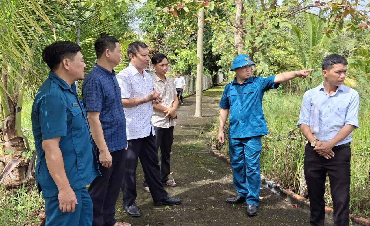 Bí thư Đảng uỷ xã, Chủ tịch HĐND xã Đỗ Xuân Dũng kiểm tra, nắm tình hình tại một số khu vực trên địa bàn xã