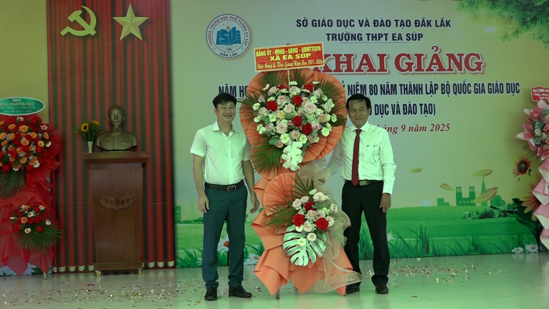 Phó Bí thư Đảng ủy xã, Chủ tịch UBND xã Nguyễn Bá Bân dự Lễ khai giảng tại Trường THPT Ea Súp