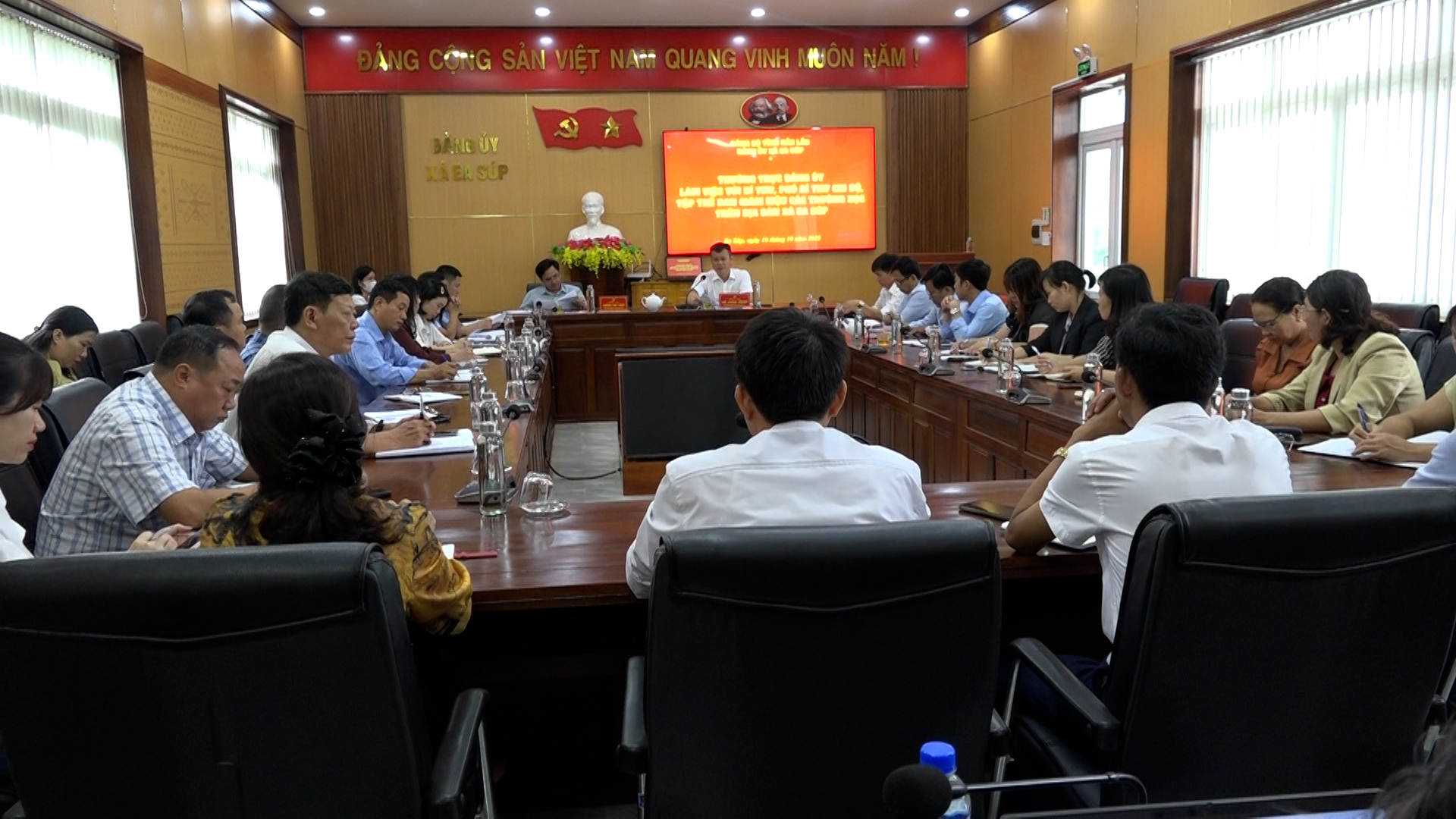 Thường trực Đảng uỷ làm việc với Bí thư, Phó Bí thư chi bộ, Ban giám hiệu các trường học trên địa bàn xã