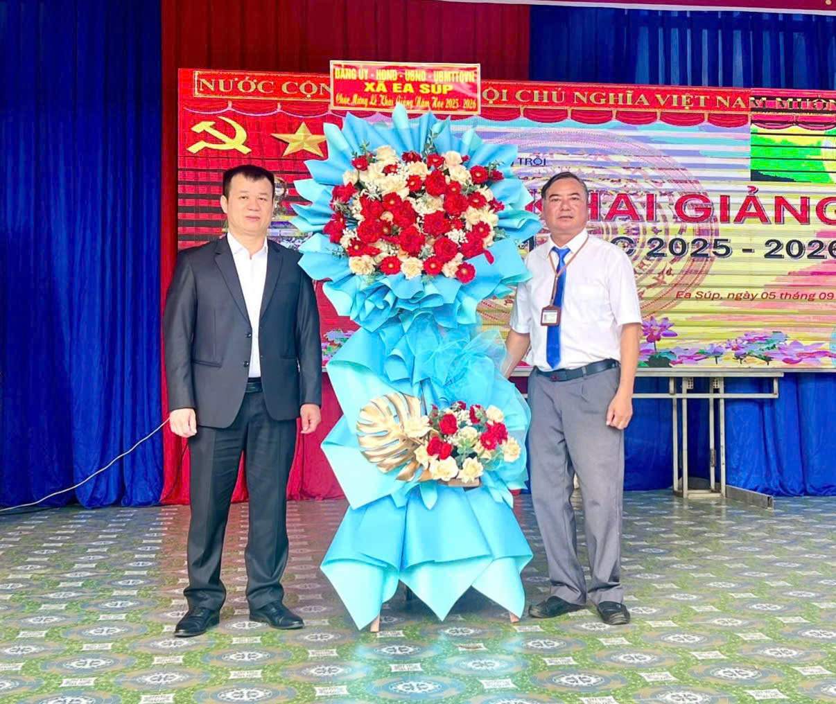 BÍ thư Đảng uỷ xã, Chủ tịch HĐND xã dự Lễ khai giảng tại Trường Tiểu học Nguyễn Văn Trỗi