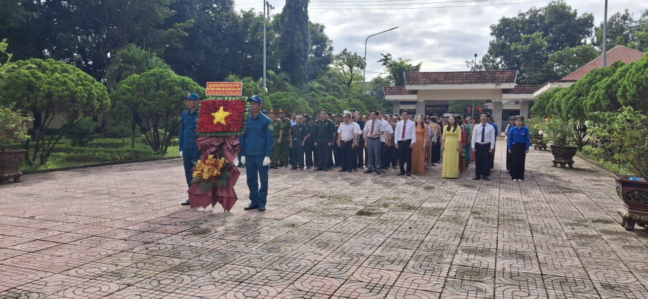 Viếng nghĩa trang trước thềm Đại hội đại biểu MTTQ Việt Nam và các tổ chức chính trị - xã hội xã Ea Súp lần thứ I, nhiệm kỳ 2025 – 2030
