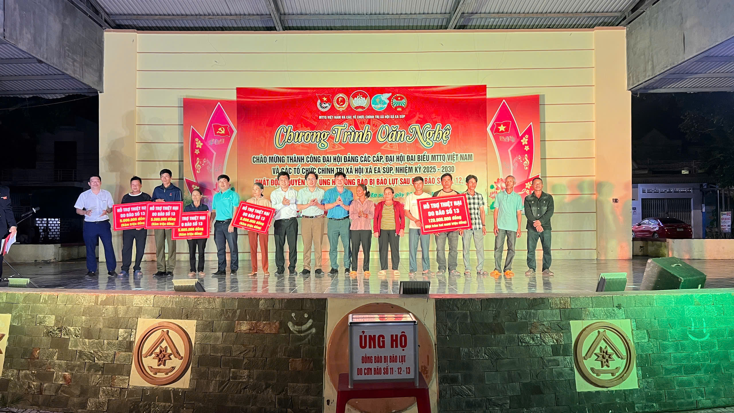 Xã Ea Súp tổ chức Chương trình giao lưu văn nghệ quần chúng và phát động quyên góp ủng hộ đồng bào bị lũ lụt sau cơn bão số 11, 12, 13