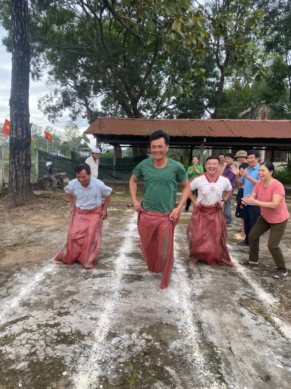 Lãnh đạo xã Ea Súp dự và chung vui Ngày hội Đại đoàn kết tại khu vực Cư Mlan