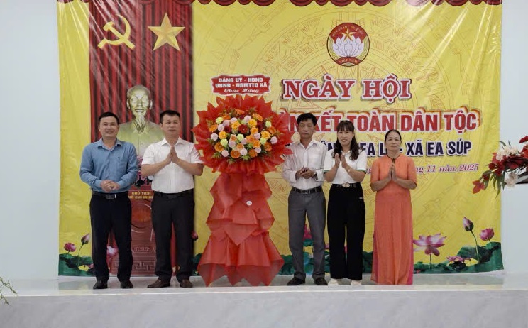 Bí thư Đảng uỷ, Chủ tịch HĐND xã Ea Súp cùng đoàn công tác dự Ngày hội Đại đoàn kết toàn dân tộc thôn 17 Ea Lê