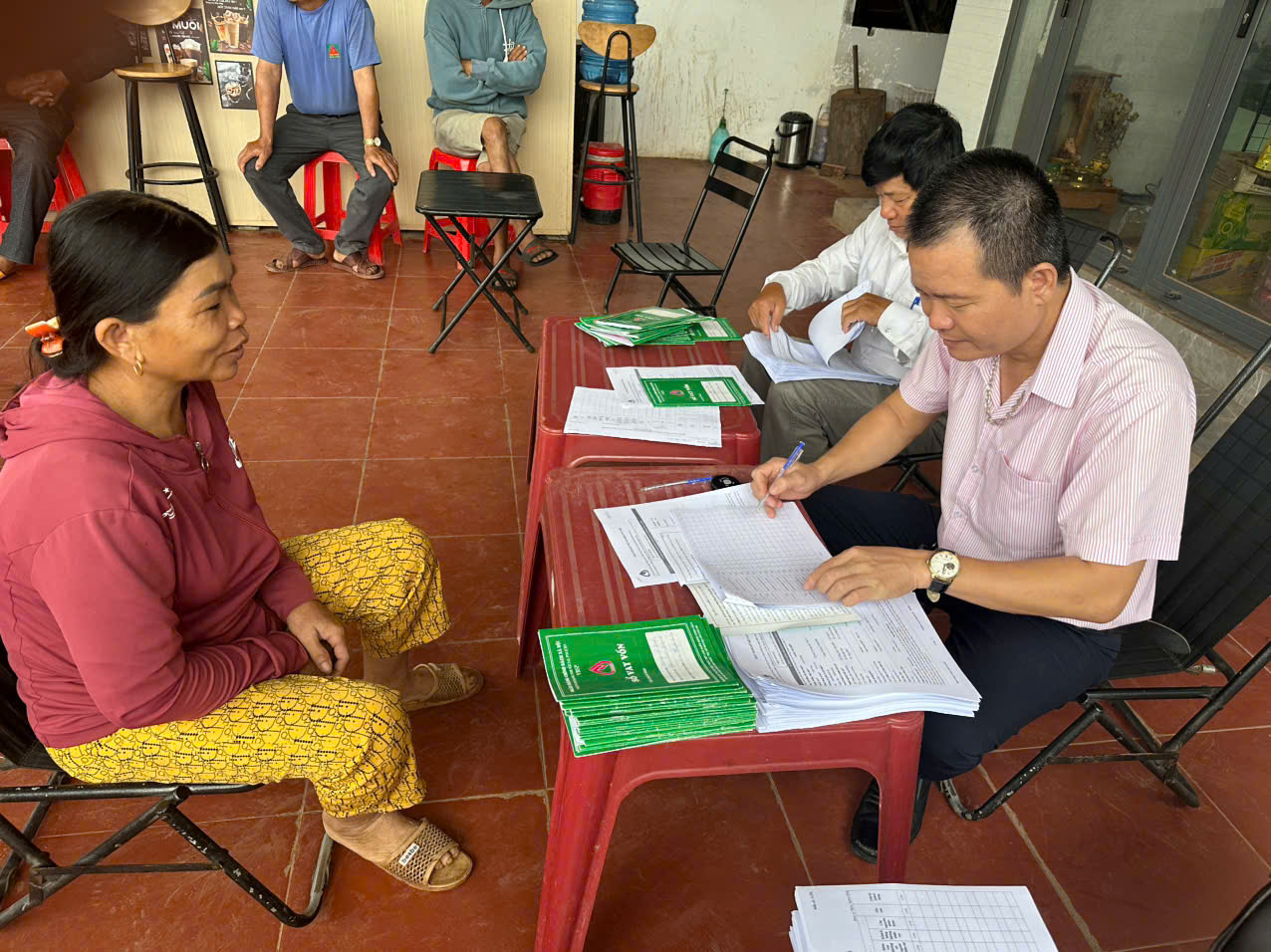 Phòng giao dịch Ngân hàng chính sách xã hội Ea Súp tổ chức đối chiếu, phân loại nợ của khách hàng năm 2025