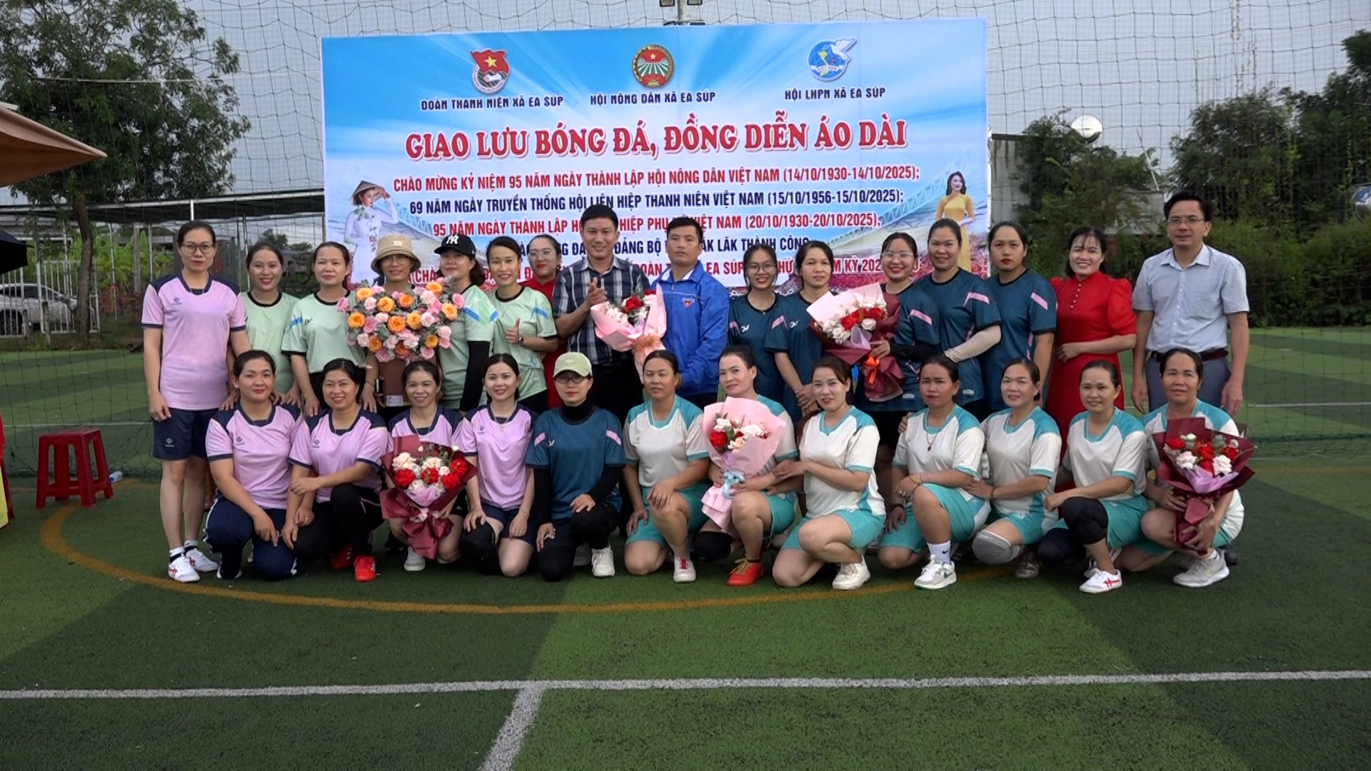 Giao lưu bóng đá, đồng diễn áo dài chào mừng kỷ niệm ngày thành lập các tổ chức hội, đoàn thể chính trị