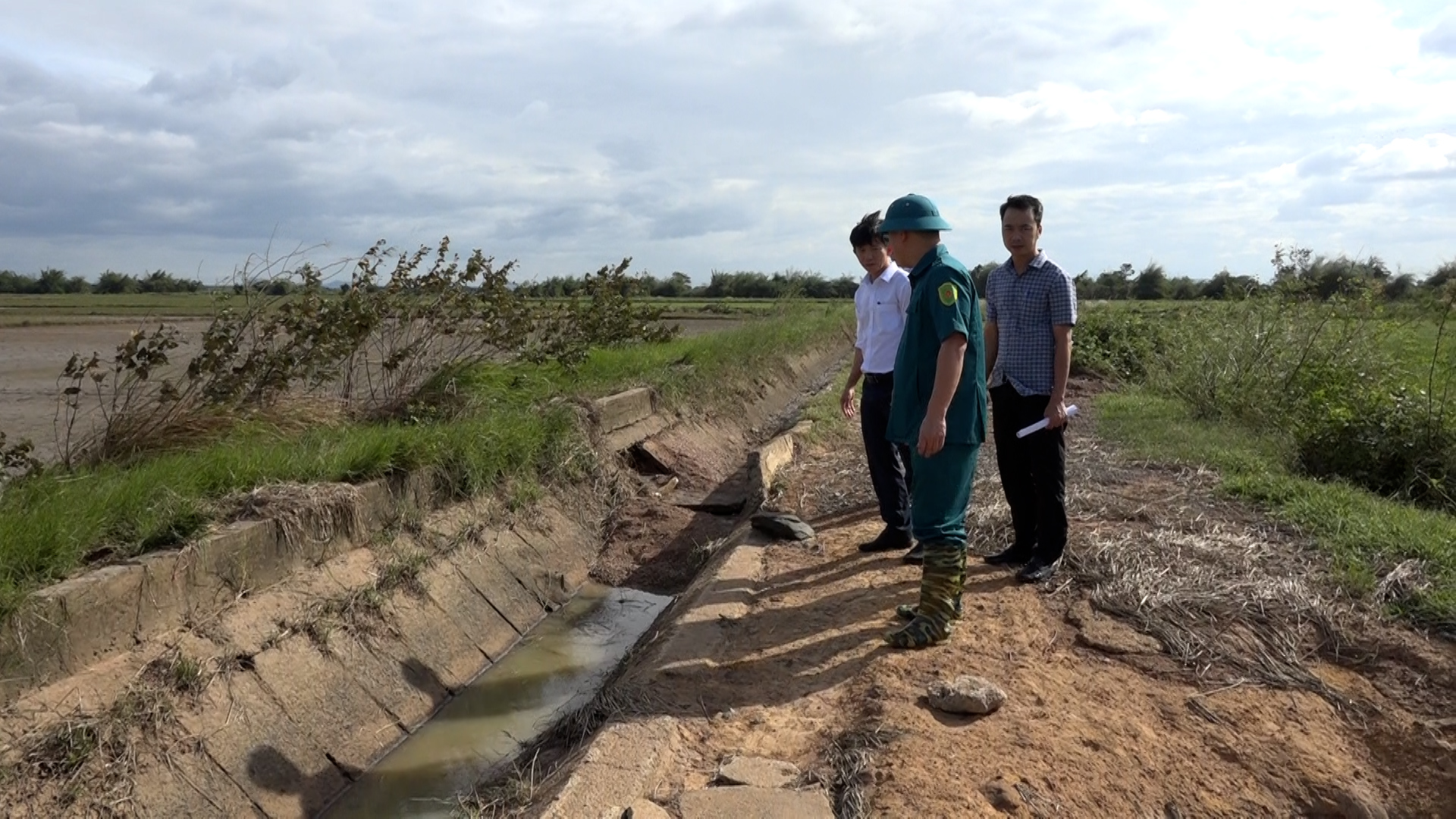 Kiểm tra các tuyến đường giao thông, kênh mương nội đồng sau mưa lũ trên địa bàn xã Ea Súp