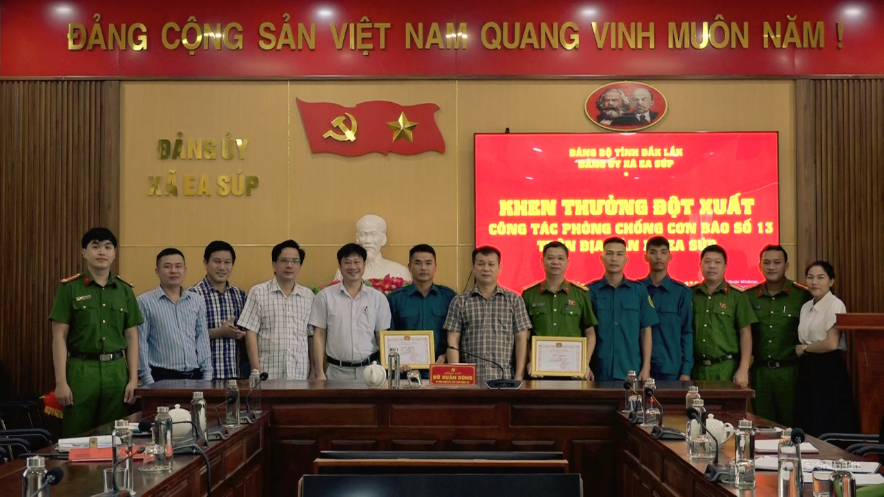 Đảng uỷ xã Ea Súp khen thưởng đột xuất các đơn vị trong phòng, chống bão số 13