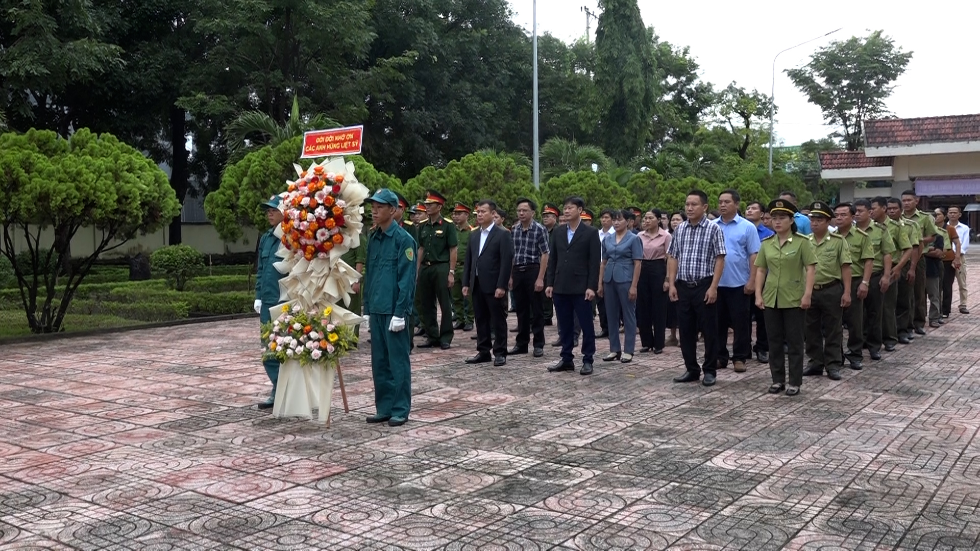 Viếng Nghĩa trang liệt sỹ nhân 78 năm ngày Thương binh - Liệt sỹ 27/7
