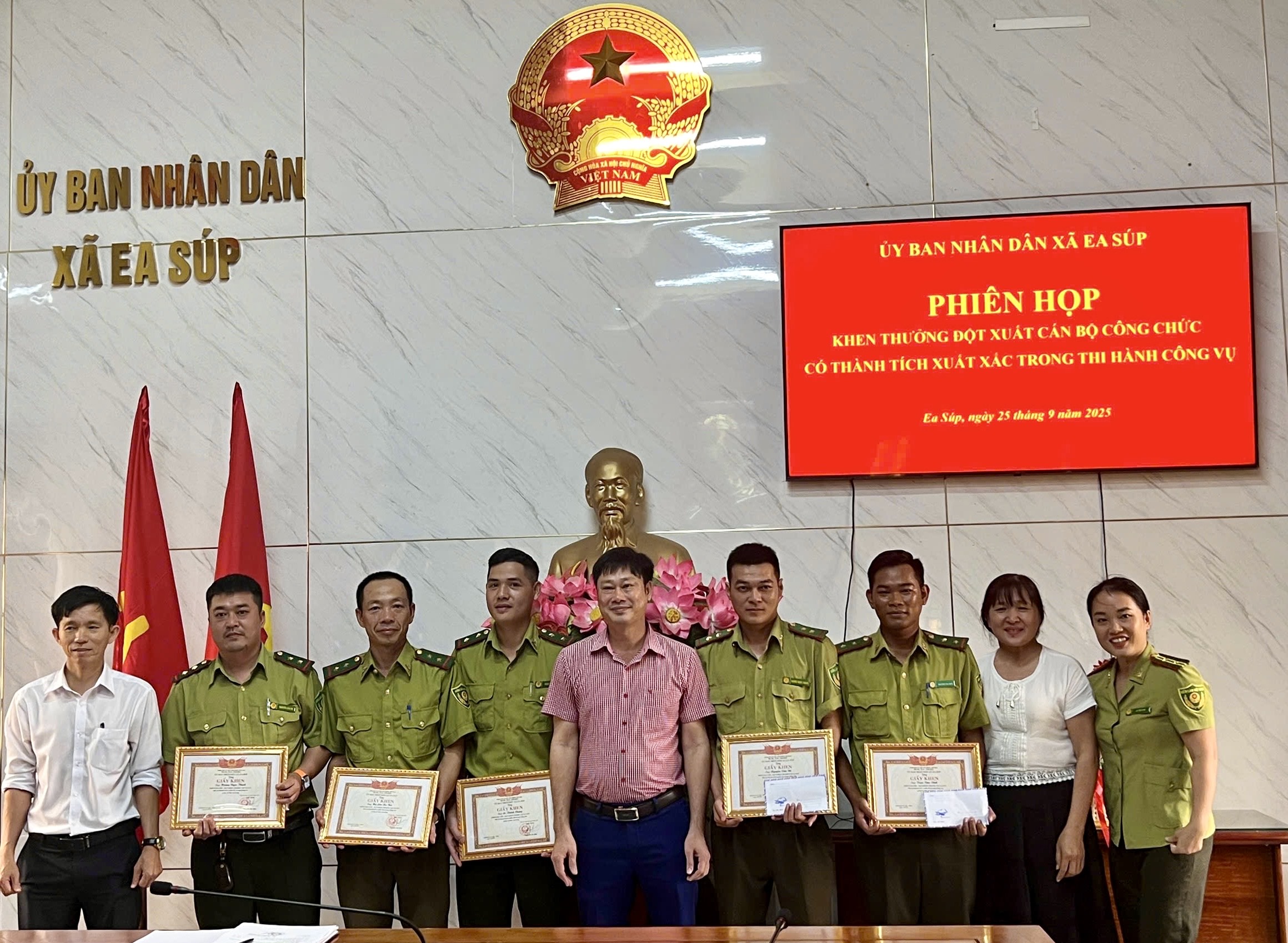Khen thưởng đột xuất cho 05 cán bộ Kiểm lâm khu vực Ea Súp