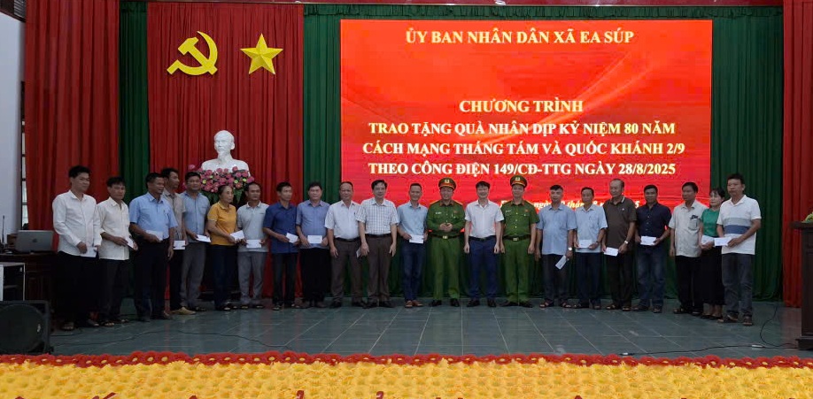 Ea Súp: Xã khu vực vùng biên tặng quà Tết Độc lập cho người dân