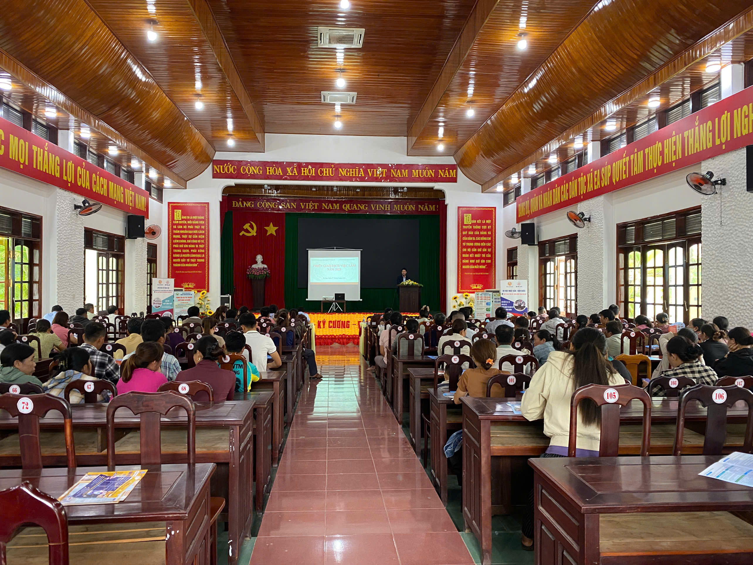 Hơn 150 lao động tham gia phiên giao dịch việc làm tại xã Ea Súp