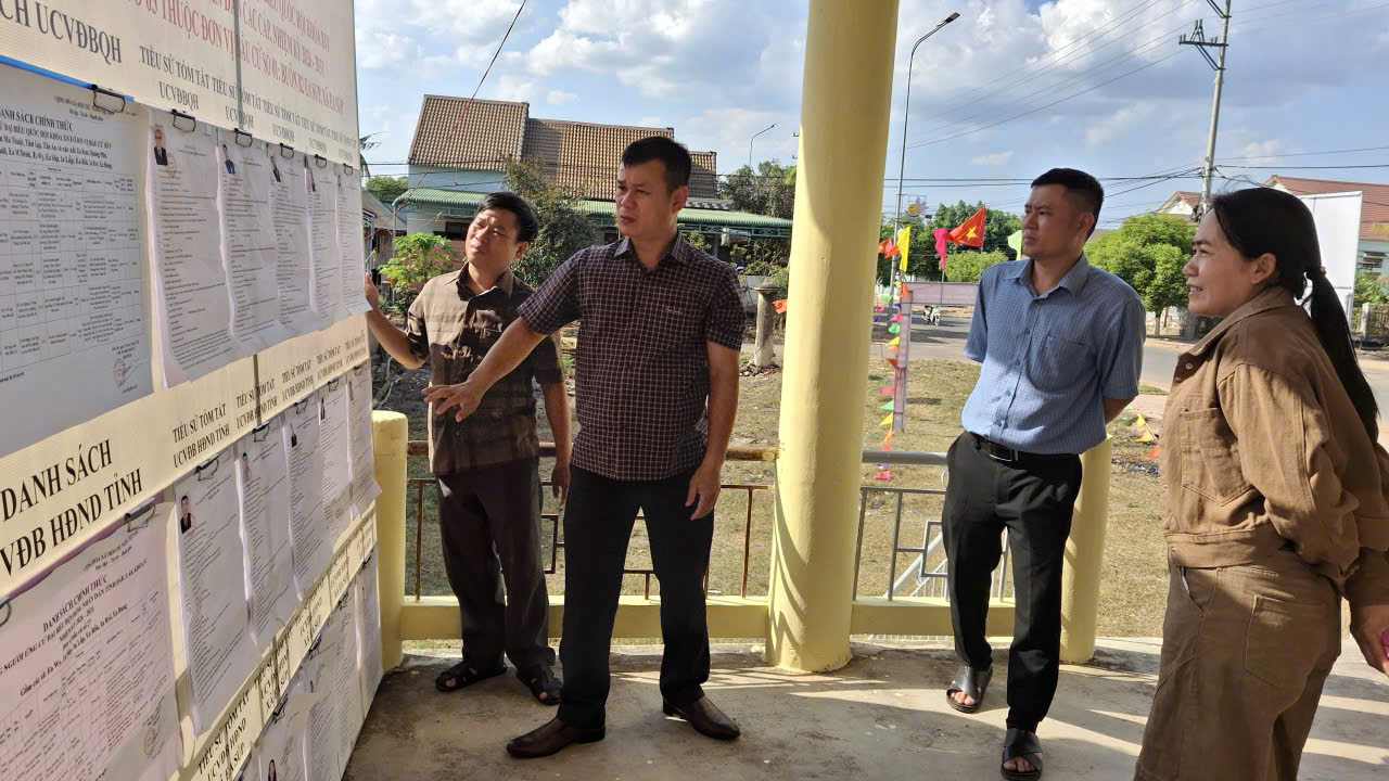 Bí thư Đảng uỷ, Chủ tịch HĐND xã Đỗ Xuân Dũng kiểm tra công tác bầu cử tại các thôn, buôn