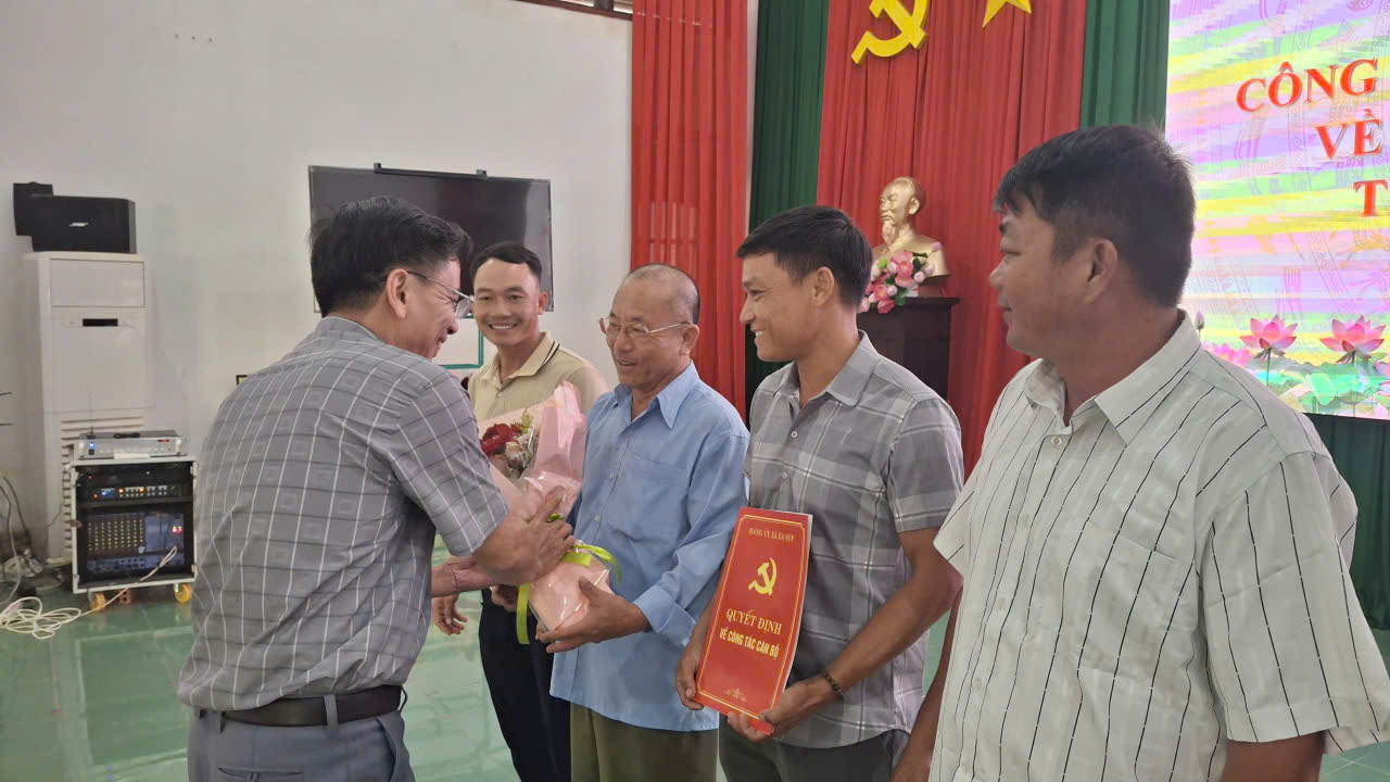 Xã Ea Súp công bố Nghị quyết, các Quyết định về tổ chức bộ máy và nhân sự thôn, buôn trên địa bàn xã