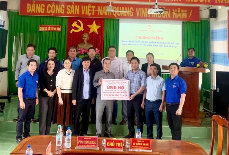 Xã Ea Súp trao hỗ trợ Nhân dân xã Tuy An Tây bị thiệt hại do cơn bão số 13 và đợt ngập lụt trong tháng 11/2025