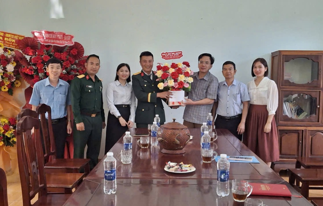 Xã Ea Súp thăm, chúc mừng cán bộ, chiến sĩ Đại đội Bộ binh 2 nhân Ngày thành lập Quân đội Nhân dân Việt Nam và ngày hội quốc phòng toàn dân