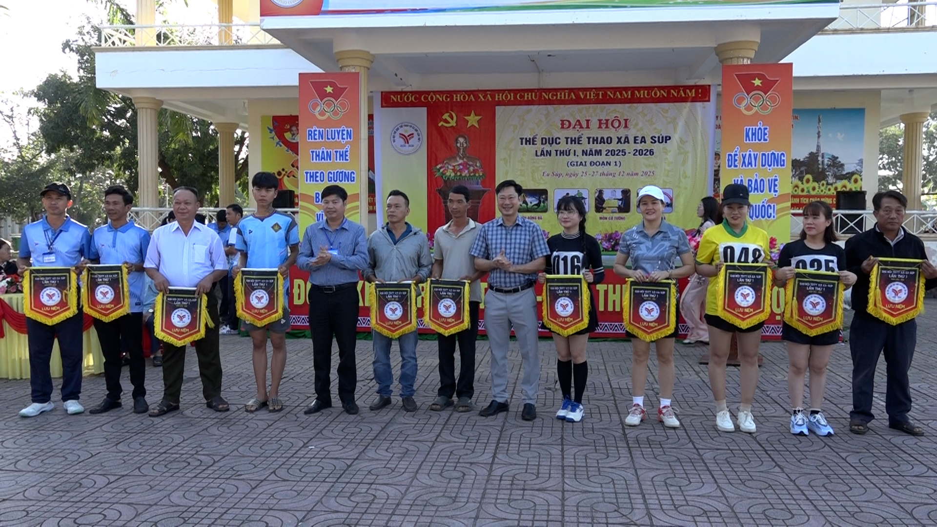 Trao giải cho các đơn vị, cá nhân đạt thành tích cao tại Đại hội TDTT xã Ea Súp lần thứ I năm 2025 – 2026, giai đoạn 1 năm 2025