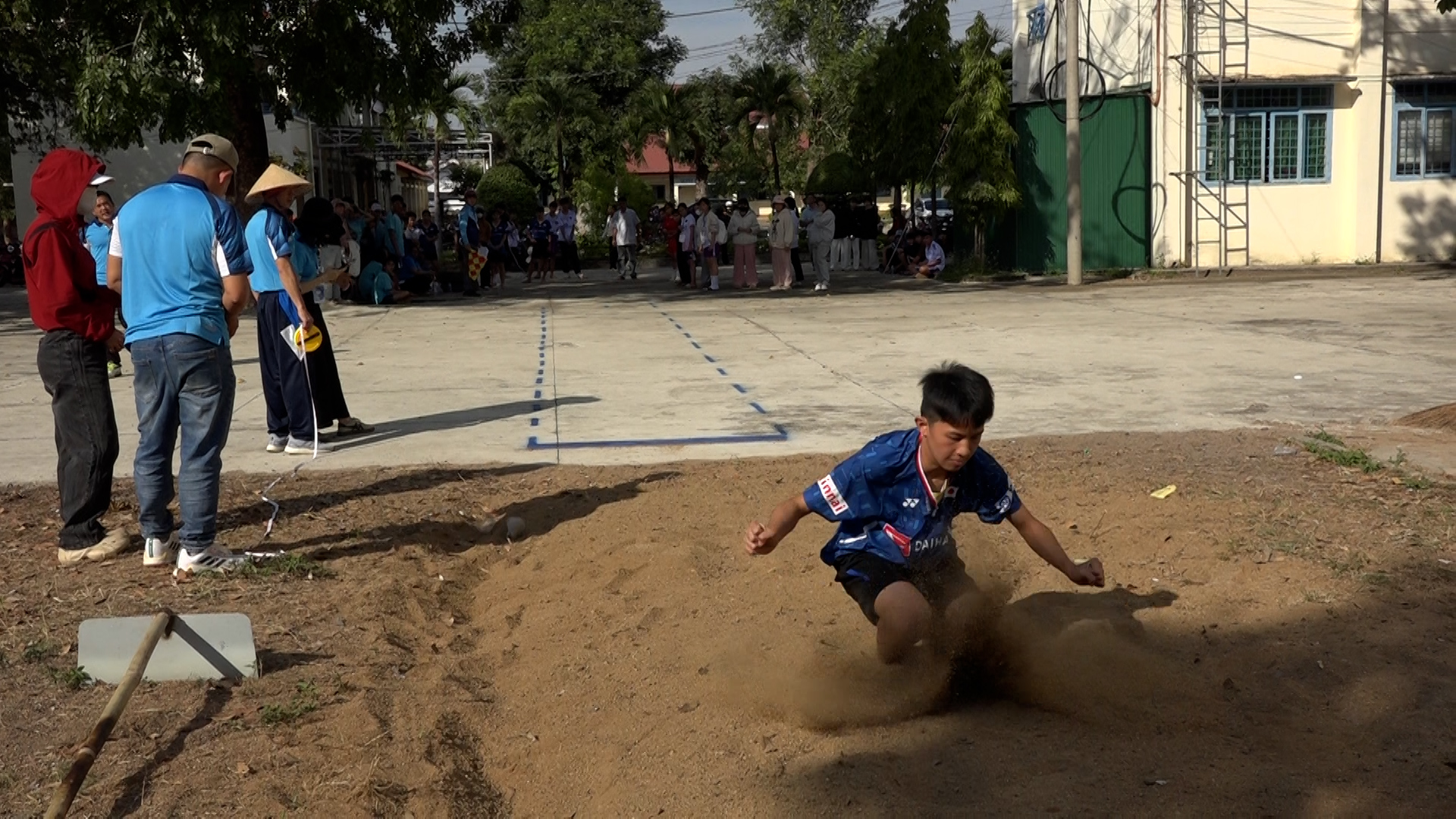 00042.MTS.00_00_10_14.Still001