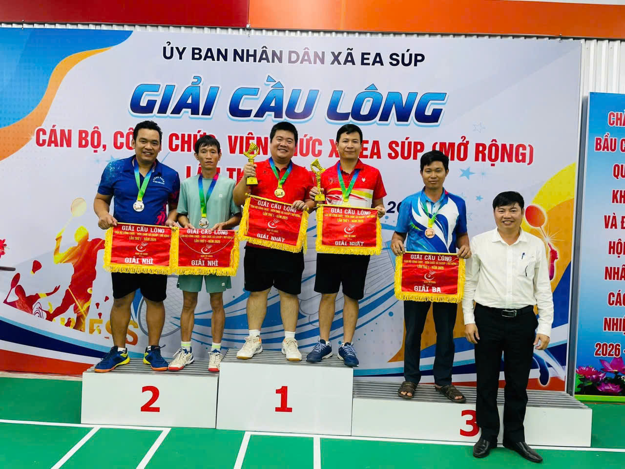 Trao cúp, huy chương giải cầu lông cán bộ, công chức, viên chức xã Ea Súp mở rộng lần thứ I, năm 2025